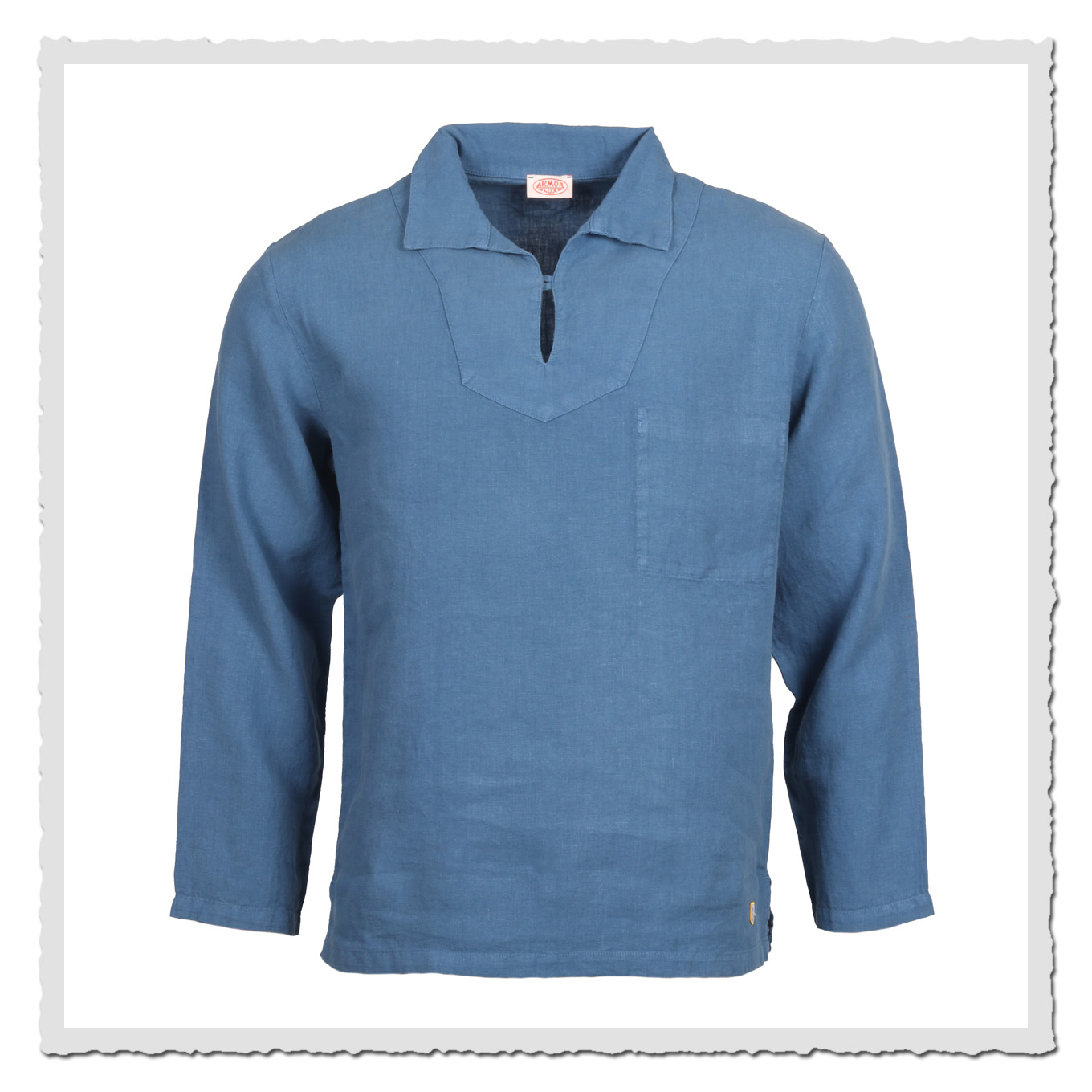 Blaues Armor Lux Fischerhemd aus Leinen für Herren, frontal fotografiert vor hellem Hintergrund im maritimen Heritage-Stil.